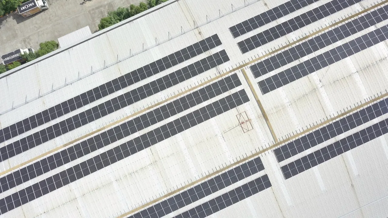 Dachowy system solarny podłączony do sieci